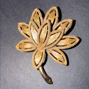 Vintage Avon Elegant Gold Leaf Brooch